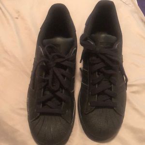 Black Adidas sneakers size 5 1/2 🖤
